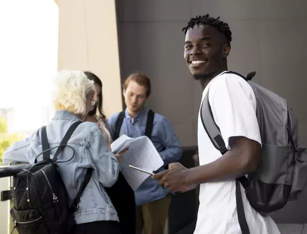 jeunes-adultes-reunis-pour-etudier